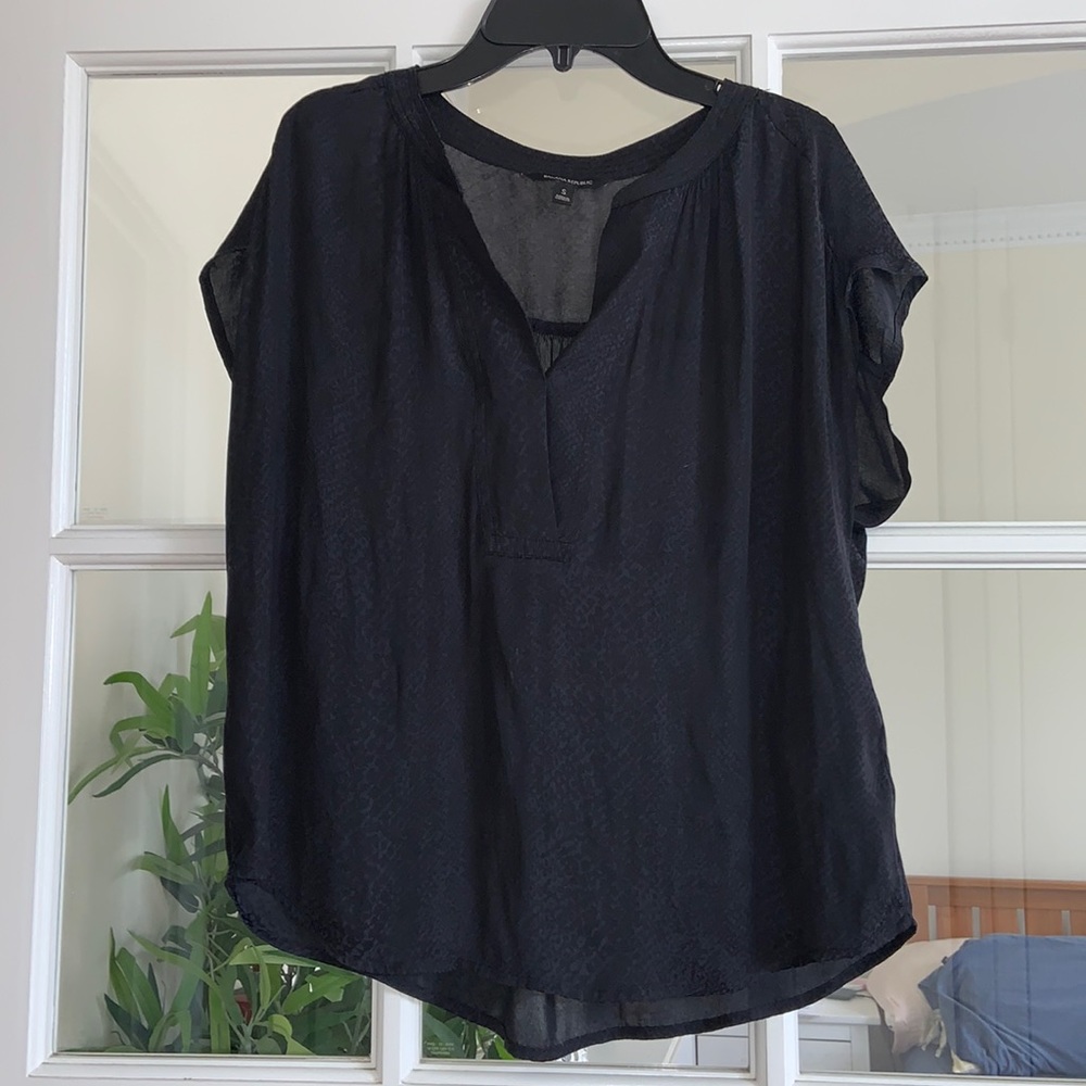 Banana Republic navy blue short sleeve silky vneck blouse for day to night Small